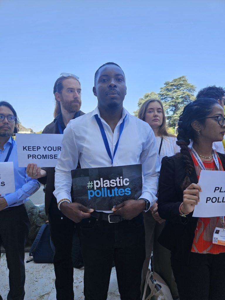 Roodsam Jerome, un jeune haïtien engagé, partage son expérience à l’INC-5.2 sur la pollution plastique